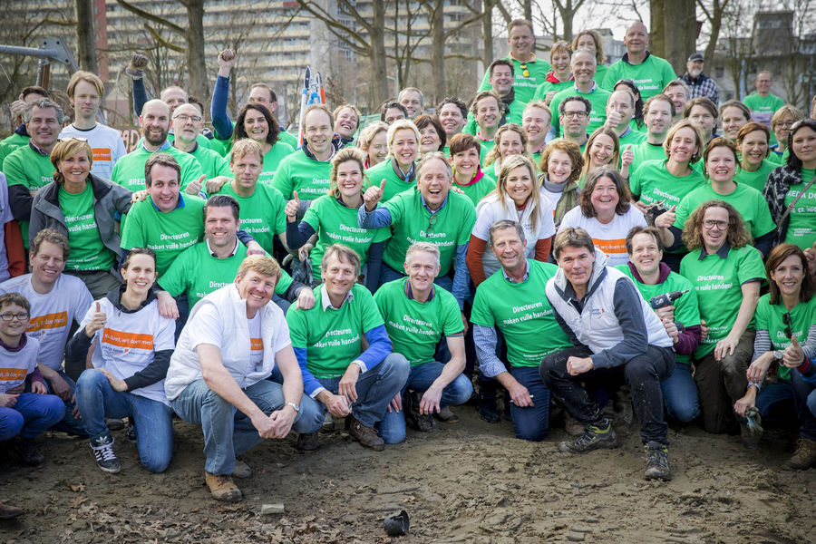 Tilburgse ondernemers, samen met Koning Willem-Alexander en Koningin Máxima, tijdens NLdoet in Tilburg