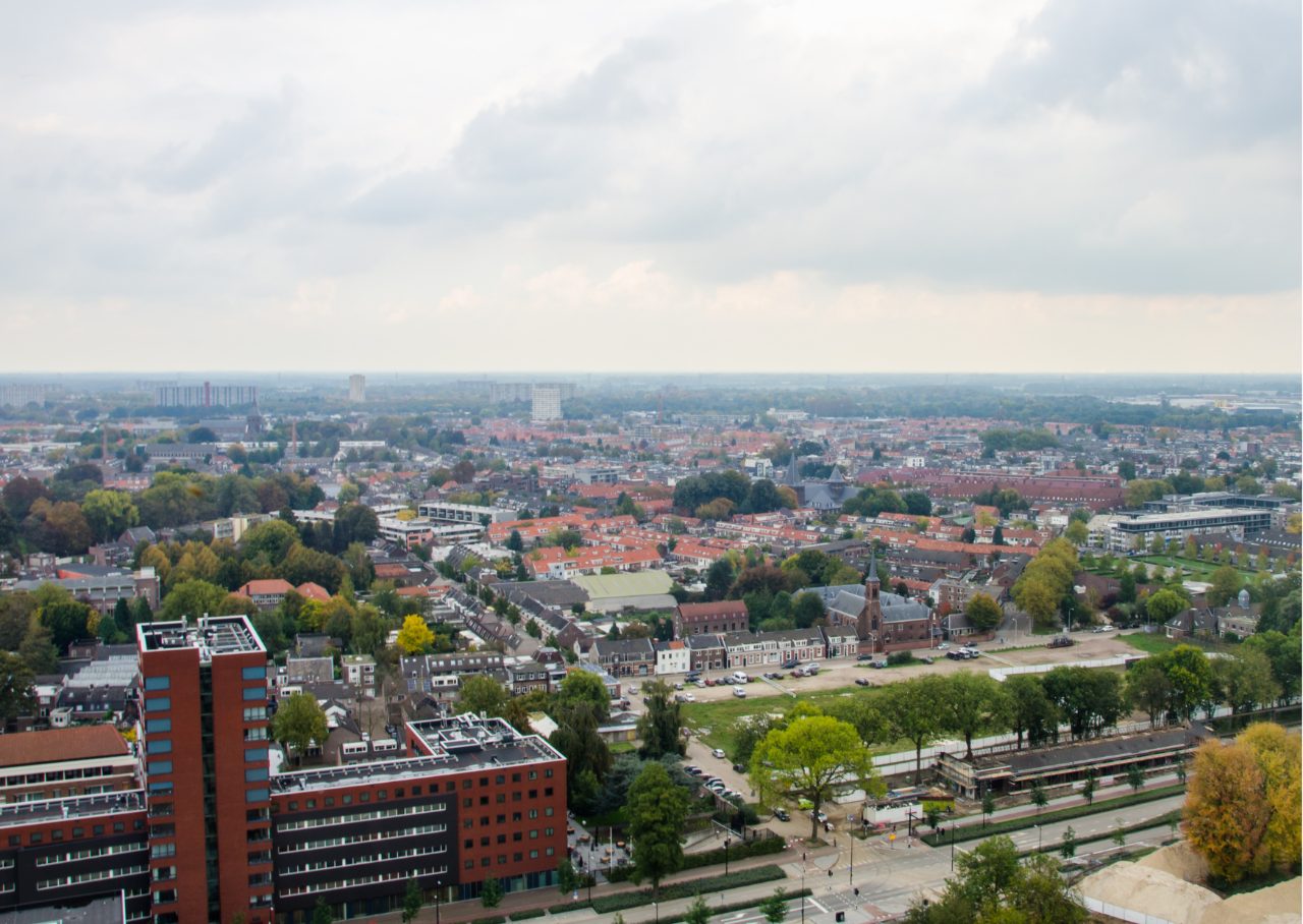 Het uitzicht over Tilburg met de kerktorens en woonwijken
